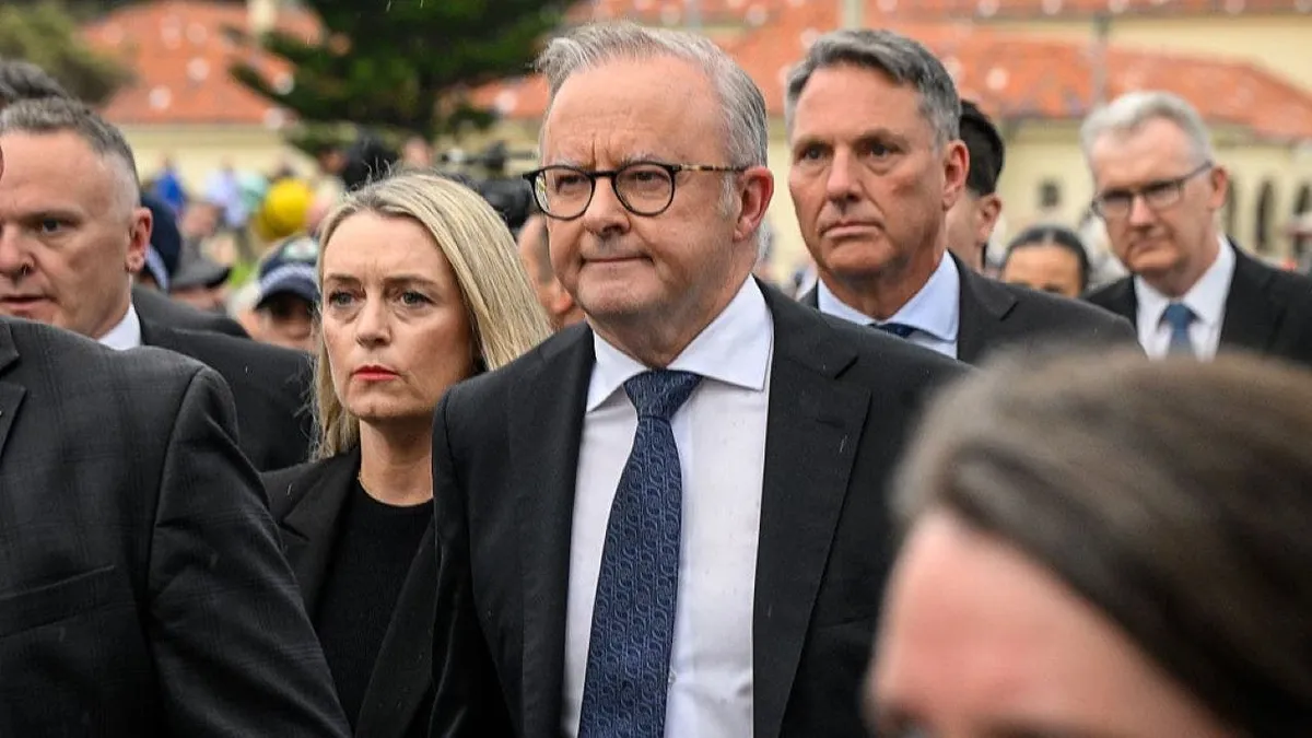 Australian PM Albanese gets booed during Bondi Beach vigil honoring Hanukkah attack victims