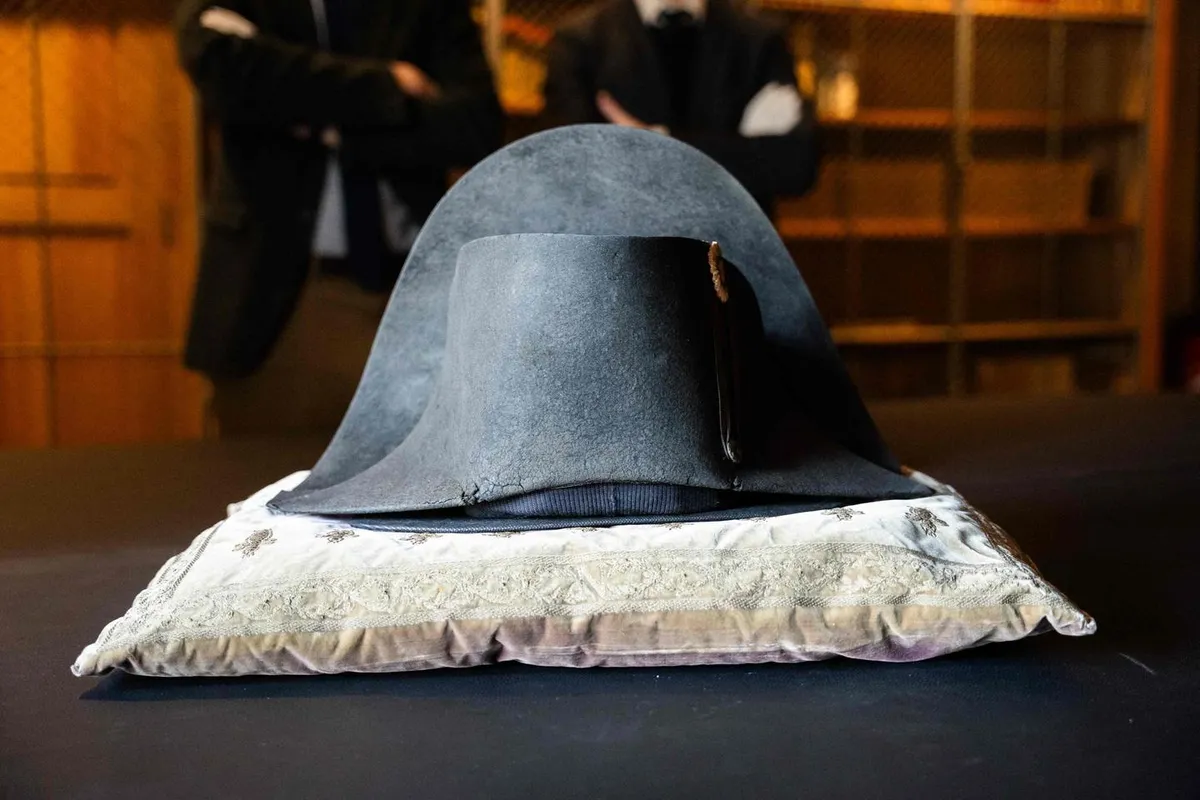 Un bicorne de Napoléon Iᵉʳ sorti de l’oubli bientôt exposé au Musée Condé du château de Chantilly, dans l’Oise