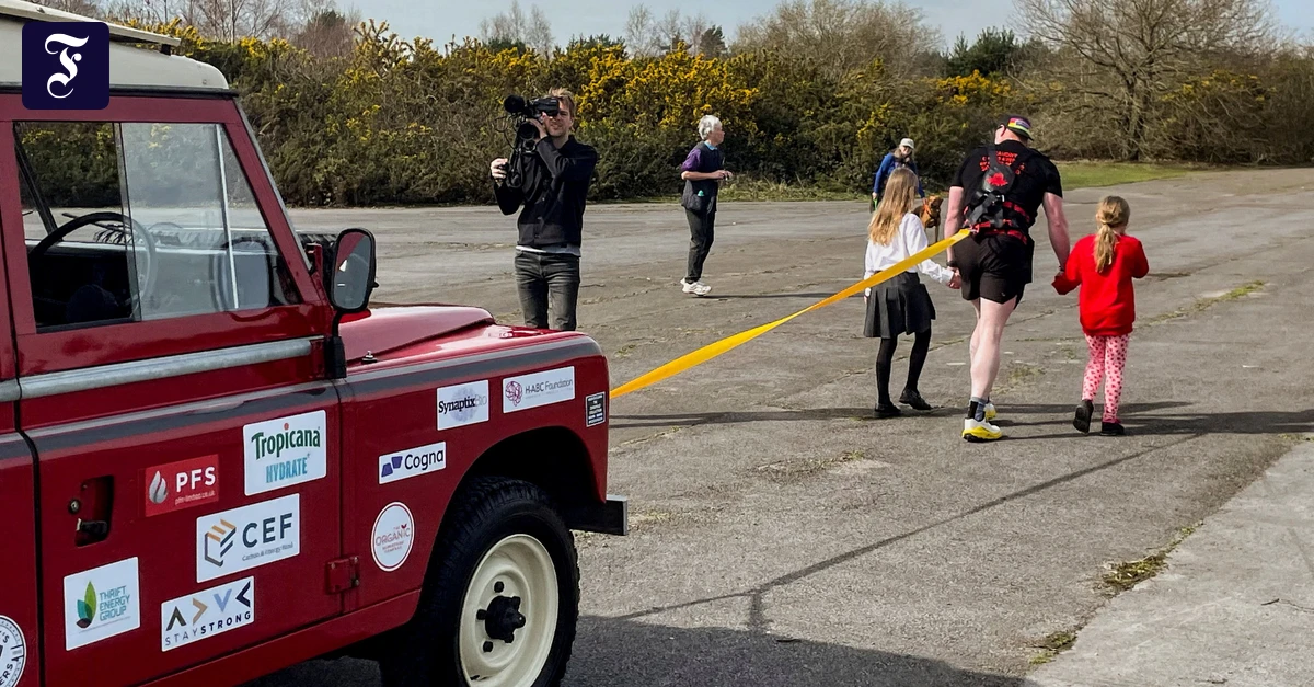 Für kranke Kinder: Britischer Veteran zieht Land Rover mehr als 100 Kilometer