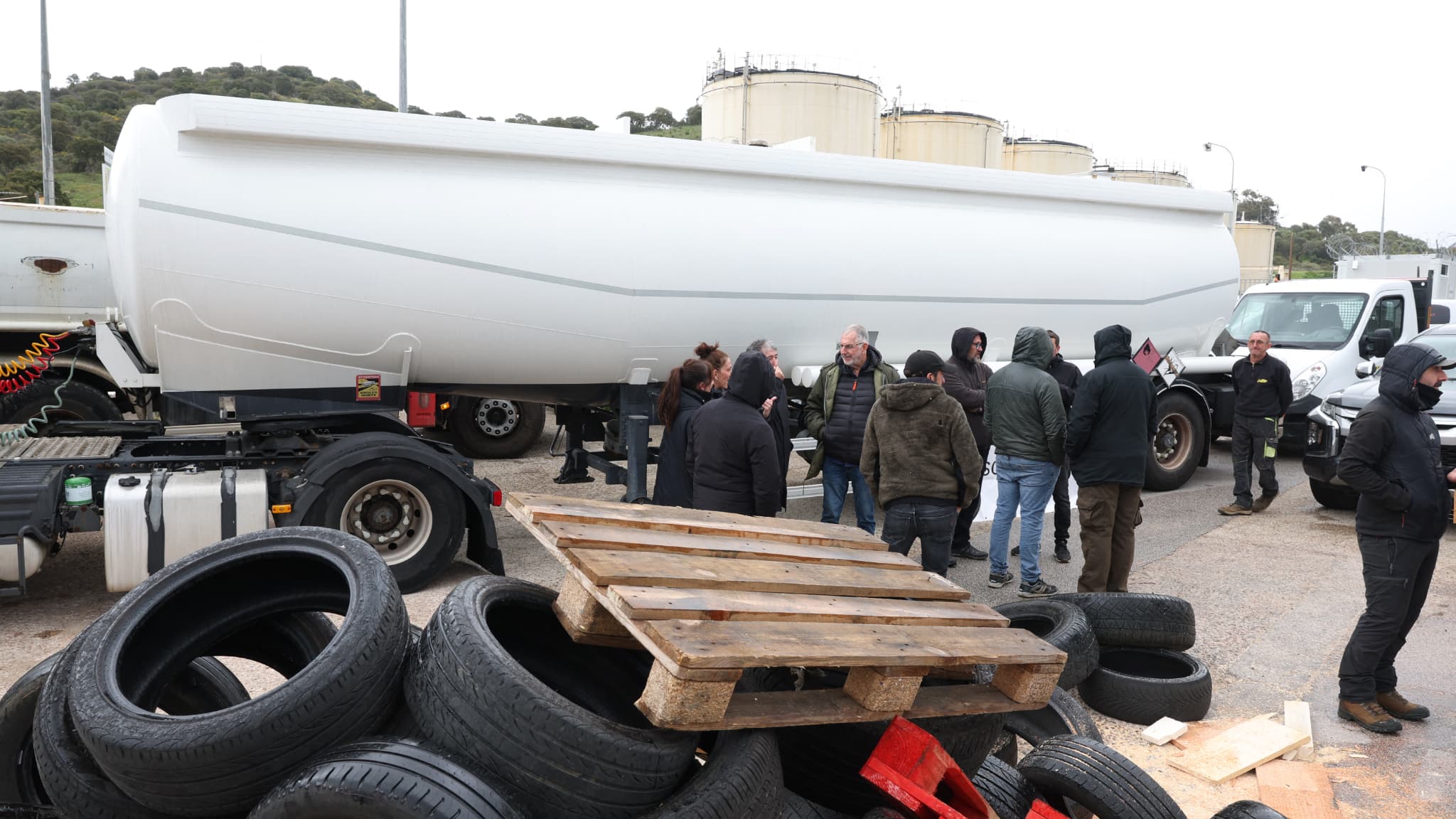 Ils n'arrivent pas à s'aligner sur Totalenergies et vendent le carburant 30 centimes plus cher: des gérants de stations-service corses bloquent les dépôts pétroliers de l'île