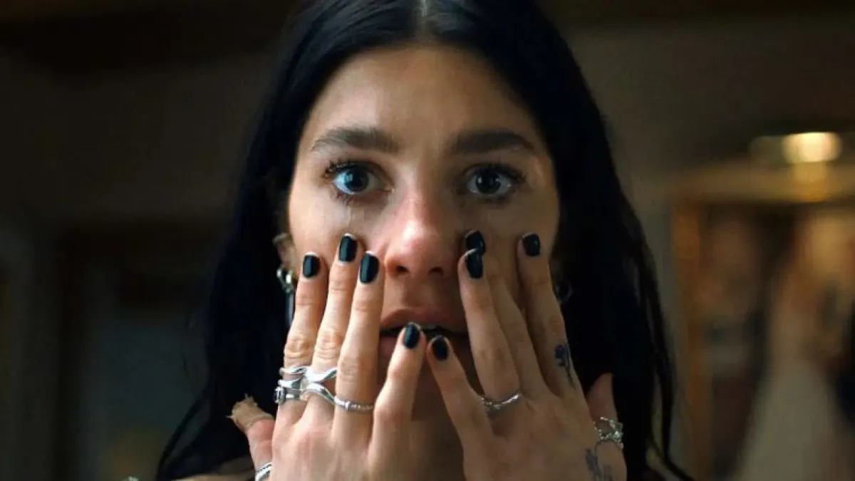 
         La miniserie de terror de Netflix con Camila Morrone para romper parejas: crítica de 'Algo terrible está a punto de suceder' 
    