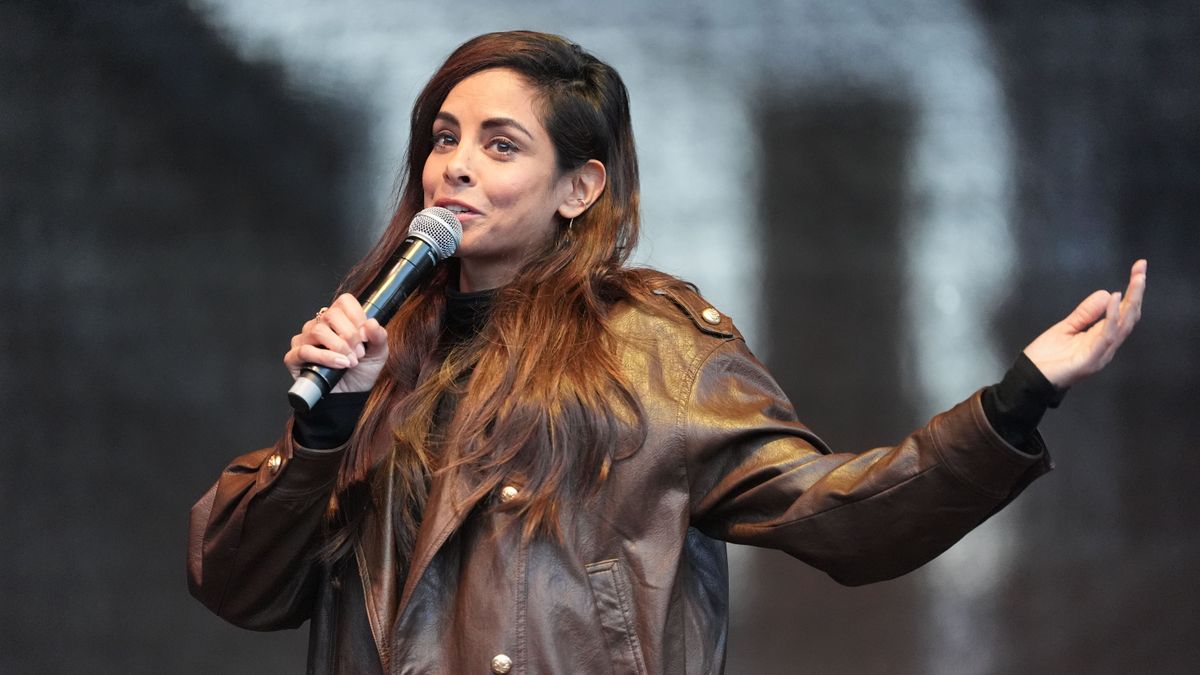 Collien Fernandes tritt auf Demo in Hamburg auf – offenbar mit schusssicherer Weste