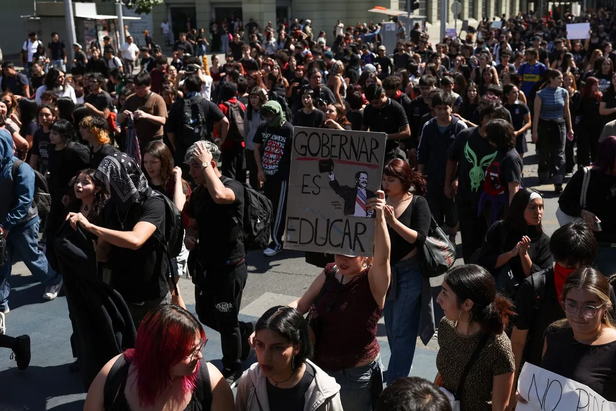 Au Chili, des milliers d’étudiants dans les rues de Santiago contre la politique d’austérité du nouveau président Kast