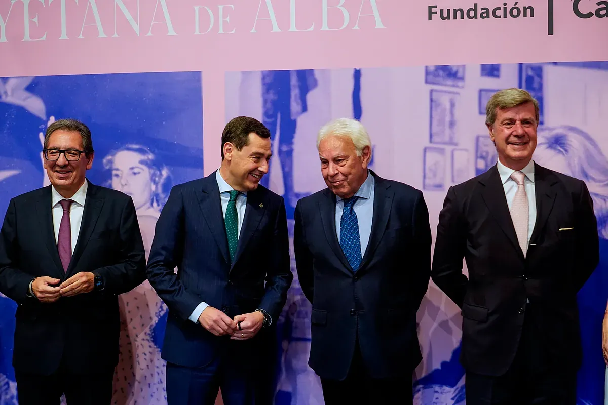 La 'química' entre Felipe González y Juanma Moreno agría el arranque de campaña al socialismo andaluz: "Lo importante es que España funcione"