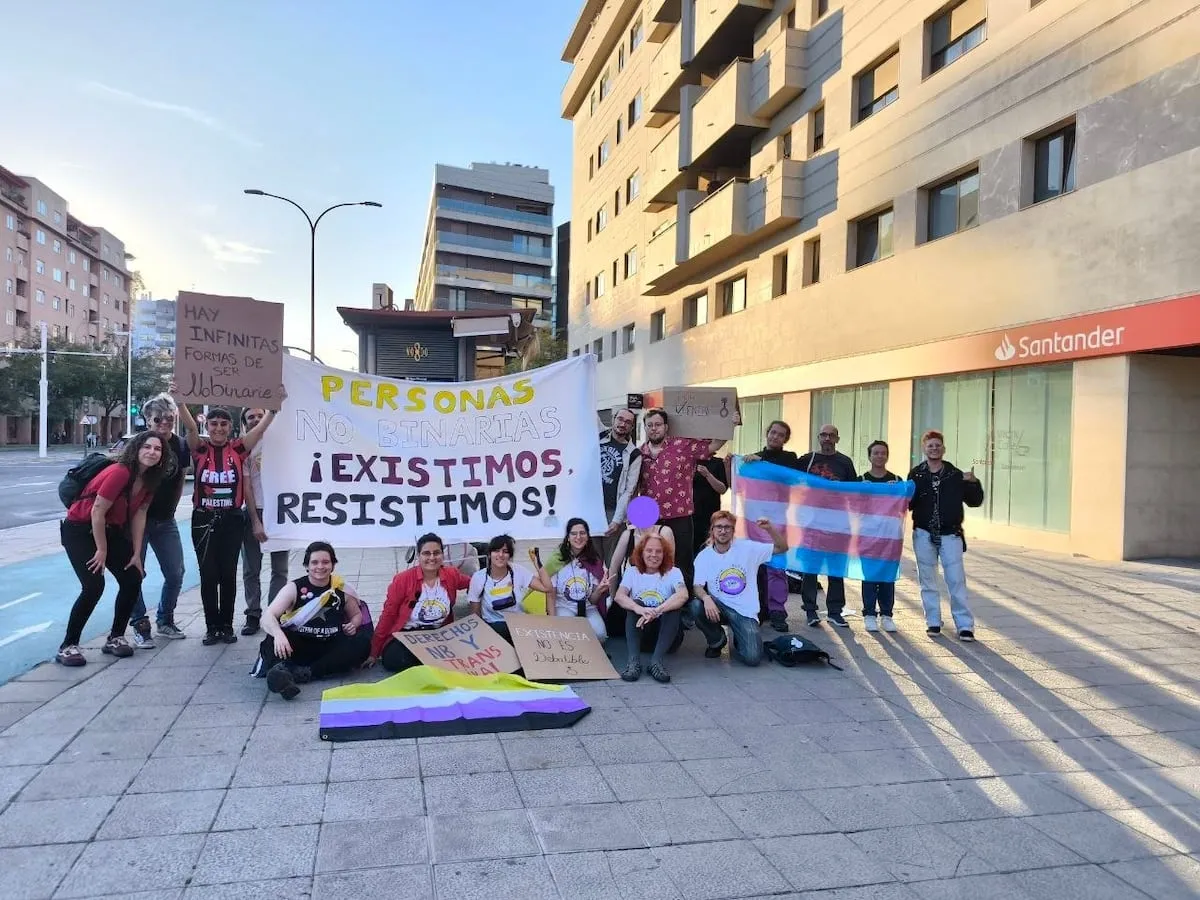 Las personas no binarias se manifiestan por primera vez a nivel nacional ante la falta de reconocimiento a su identidad 