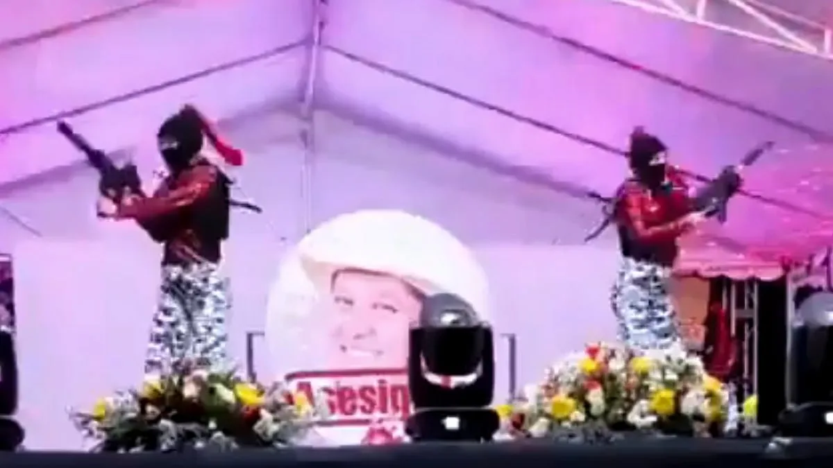 Escándalo en Michoacán por un baile de estudiantes con armas de utilería y fotos de alcaldes asesinados