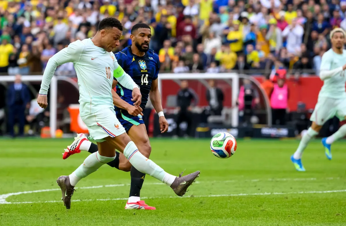 Mbappé y sus rodillas desdibujan a Brasil en Estados Unidos