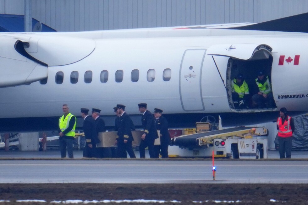 LaGuardia Airport runway reopens, days after crash on tarmac killed 2 Canadian pilots