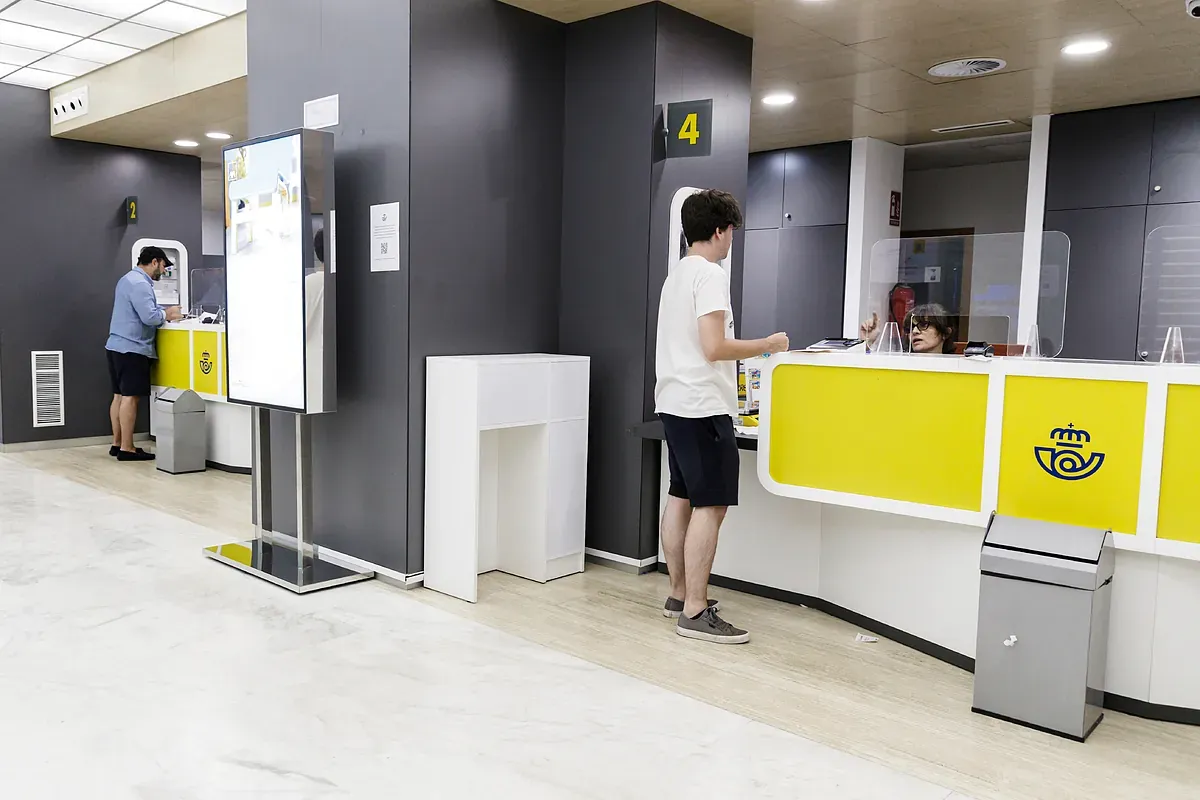 Correos teme el colapso de sus oficinas hacia el verano por la regularización de inmigrantes, que debía arrancar el 1 de abril