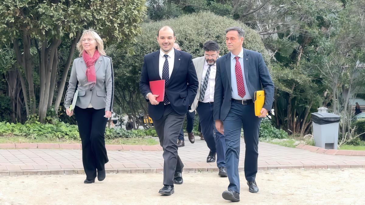 
                                                                                                            Educació reitera a los sindicatos que no renegociará el acuerdo
                                                                                                        