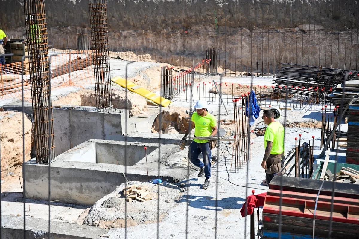 La construcción de vivienda protegida se desplomó un 23% en 2025 pese a la crisis de acceso
