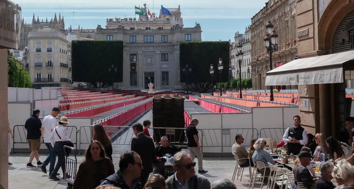 La mercantilización de la Semana Santa divide a Sevilla: balcones a 9.000 euros y sillas a casi 100