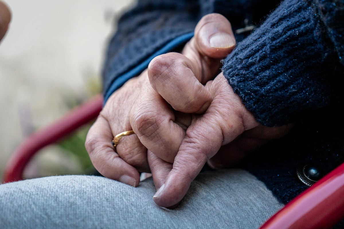 Tras una batalla judicial, una mujer accede al suicidio asistido en Italia con una máquina creada para ser activada con la mirada