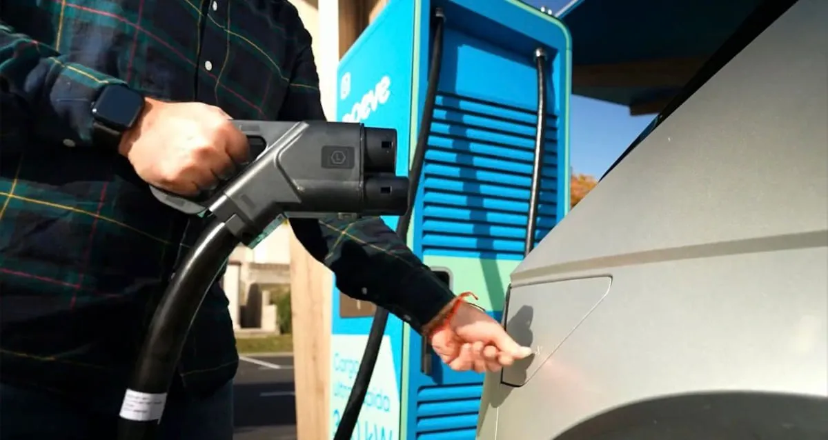 He recibido la ayuda del Moves 2025 por mi coche eléctrico, ¿qué puedo desgravar? ¿Qué tengo que declarar en la renta?