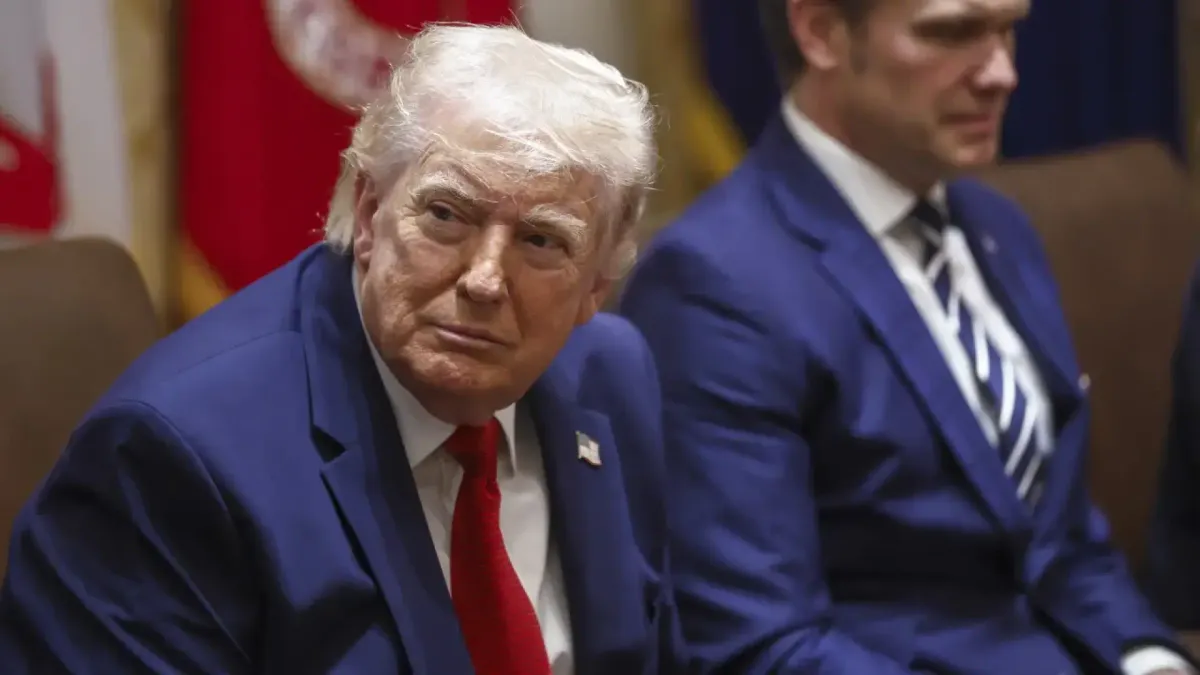 
         Trump amplía su ultimátum a Irán hasta el 6 de abril y el Pentágono prepara un "golpe final" 
    