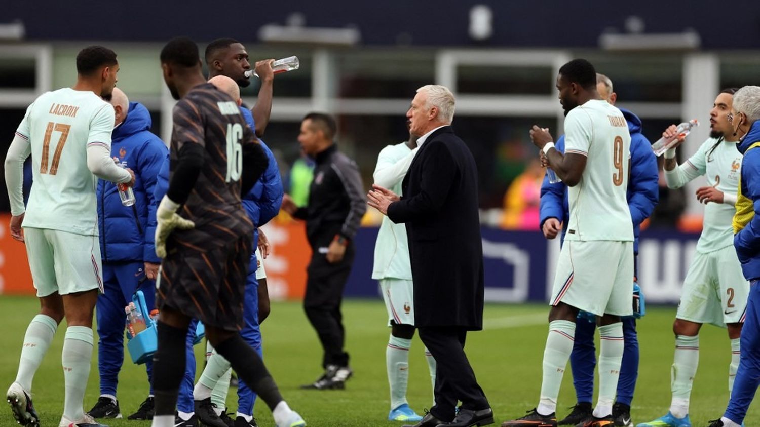 Musique, "pause fraîcheur" et quart-temps... Après Brésil-France, l'incompréhension des spectateurs face à l'"américanisation" du football