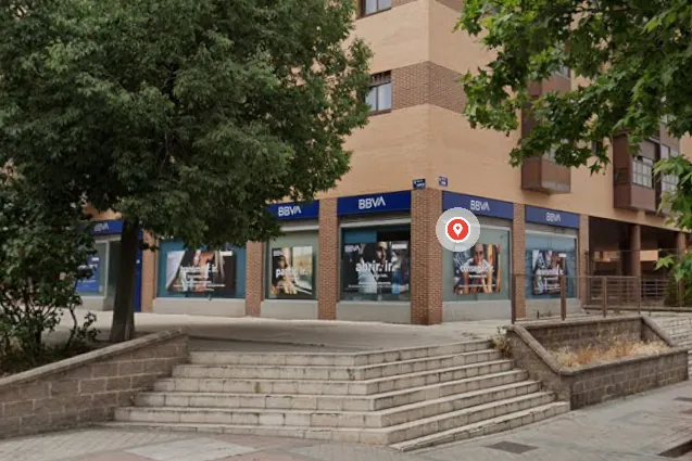 Un atracador disfrazado de mujer y dos cómplices intentan atracar sin éxito una sucursal del BBVA en Madrid