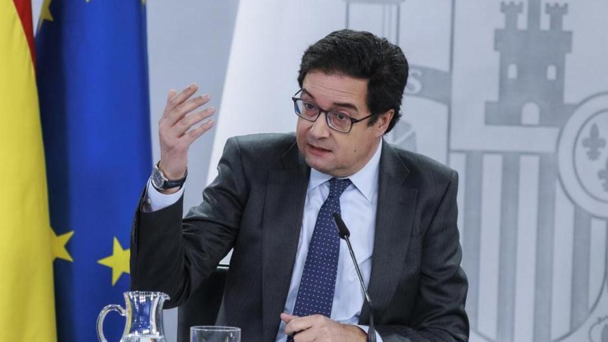 
                      La jornada de 35 horas semanales para los funcionarios estatales entrará en vigor en la primera quincena de abril
                  