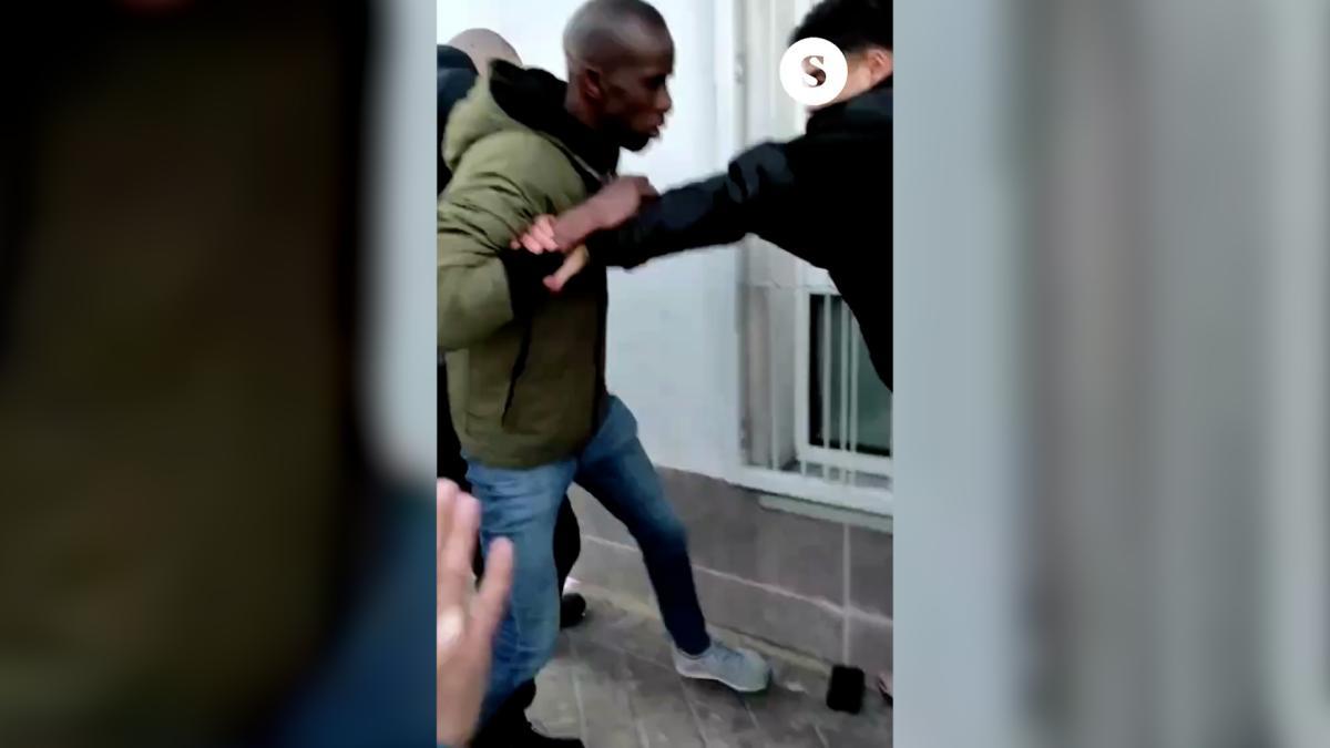 
                          Podemos tacha de “redada racista” la detención de su exdiputado autonómico Serigne Mbaye
                      