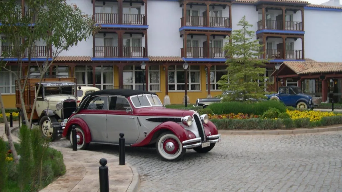 
                               Los hoteles icónicos que apuestan por el rugido del motor
                           