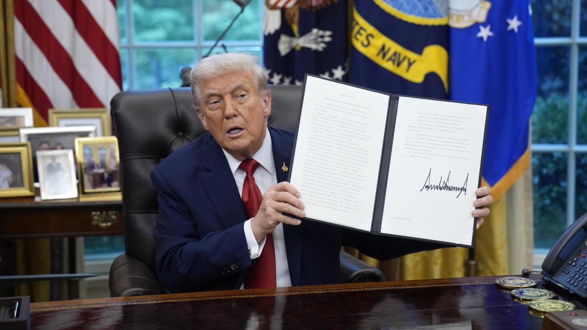 Trump firmará los dólares estadounidenses, algo inédito en un presidente en ejercicio