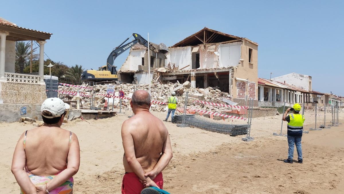 
                                          El freno a la ley valenciana de costas revive la amenaza de la piqueta sobre barrios marítimos
                                      