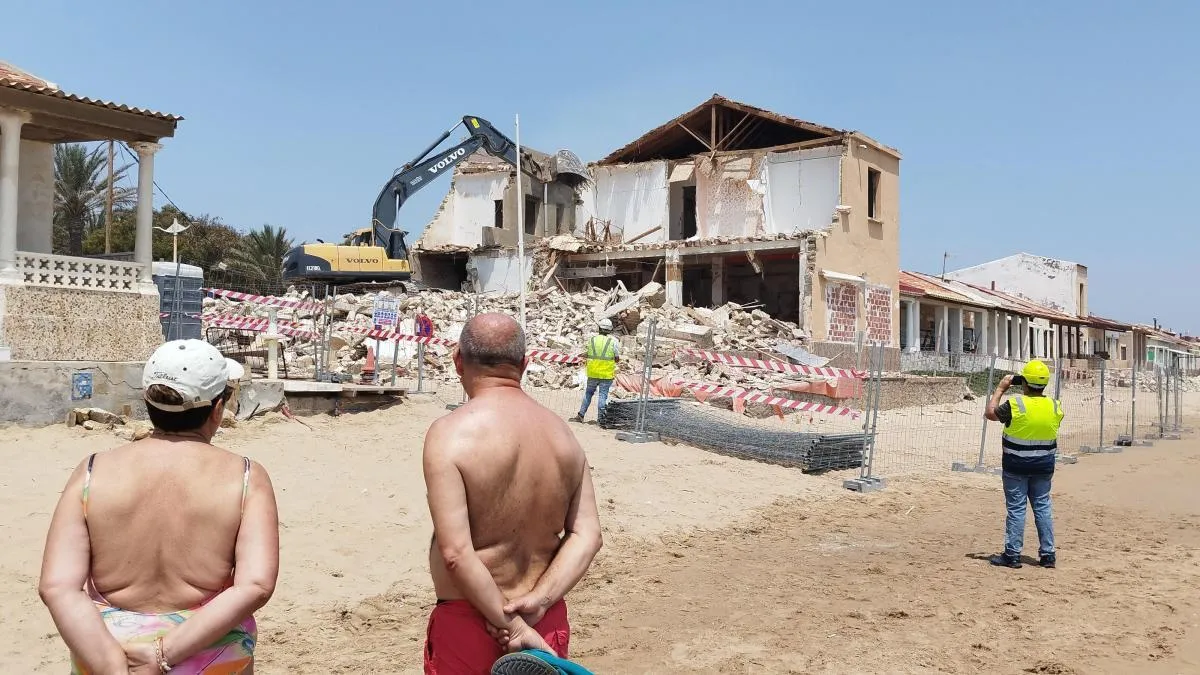 
                                          El freno a la ley valenciana de costas revive la amenaza de la piqueta sobre barrios marítimos
                                      