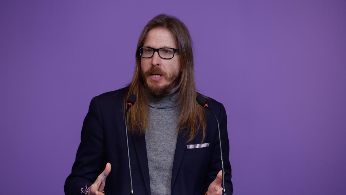 
                                                                                     Podemos negocia una posible coalición en Andalucía junto a IU y Sumar
                                                                                 