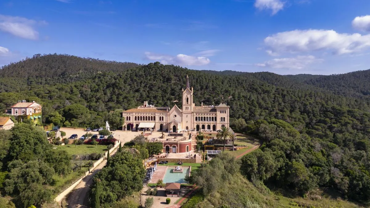 
                                                                                                                         El monasterio milenario convertido en hotel en la Costa Brava
                                                                                                                     