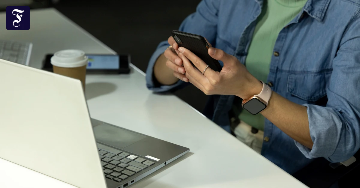 Die neue digitale Kluft: KI-Nutzer sparen fast zwei Stunden Arbeitszeit pro Woche