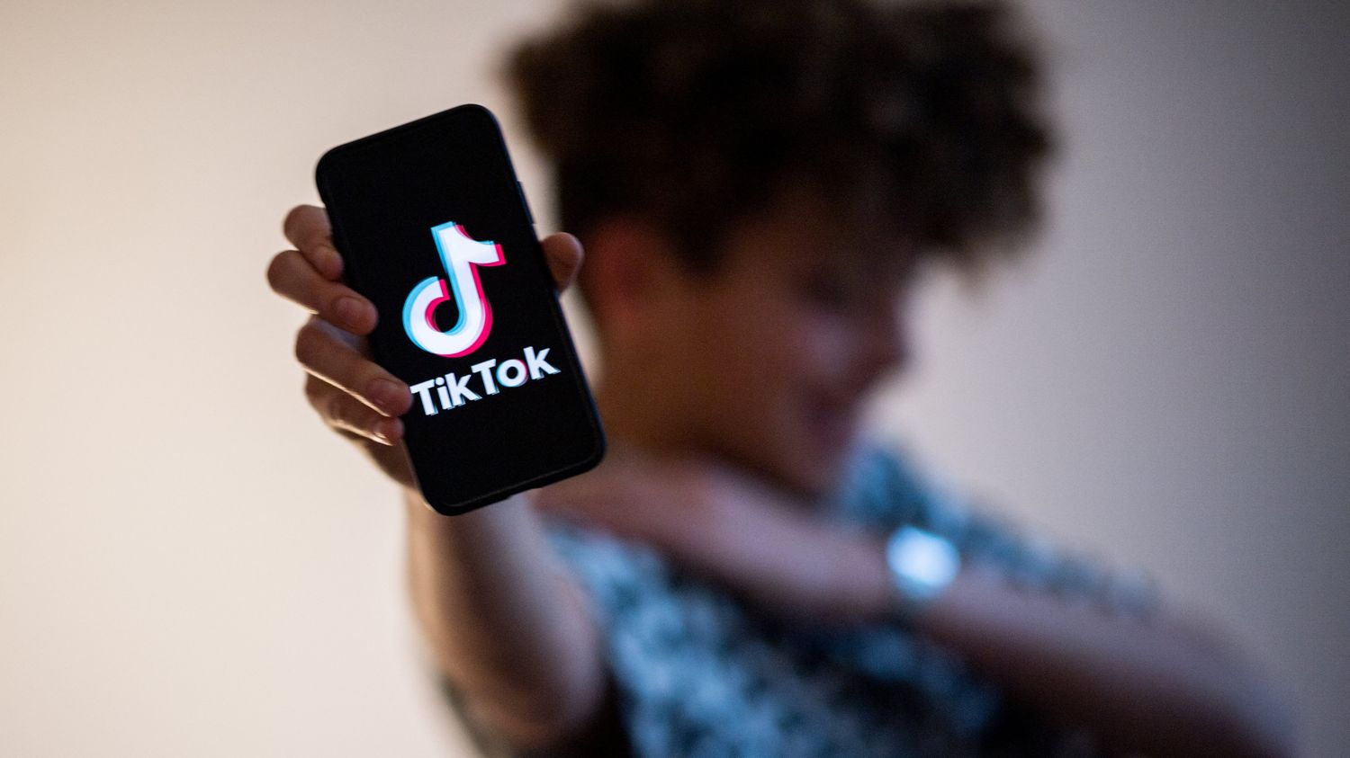 "Quand on est sur TikTok, on est sûrs de perdre face à l'algorithme", selon un spécialiste de la plateforme, visée par un signalement du gouvernement