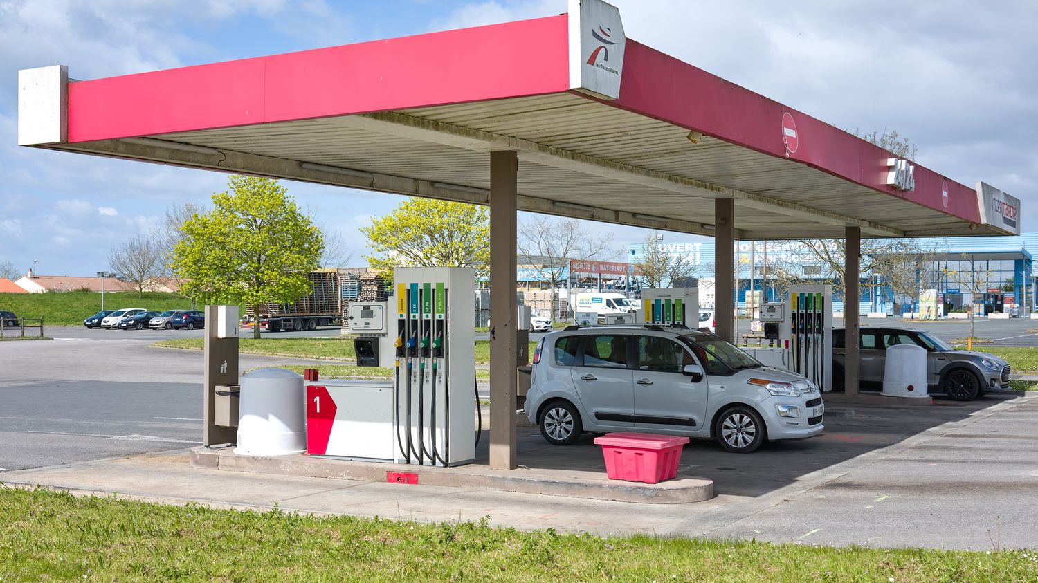 Hausse des prix du carburant : le gouvernement va dévoiler des mesures "ciblées" et "sectorielles", à partir de 18 heures