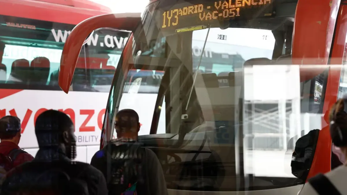 
         Avanza y Alsa piden a Renfe que "desista" de crear una empresa semipública para dar alternativa en bus al tren ante una incidencia 
    