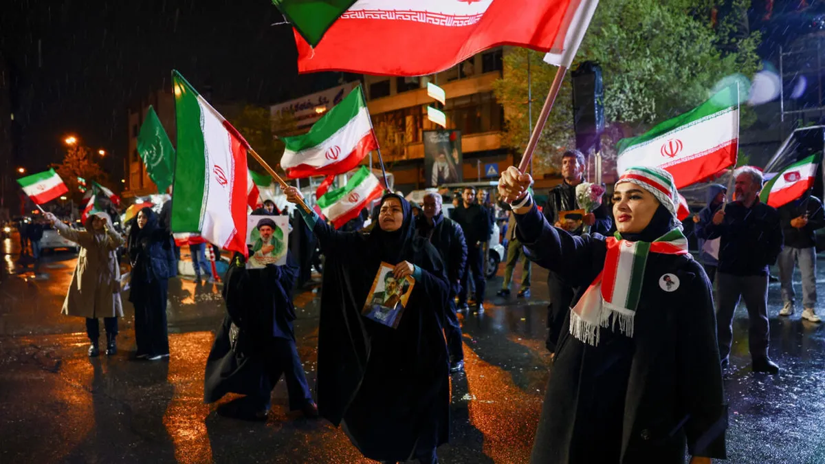 «Nous sommes là pour notre pays»: à Téhéran, des Iraniens se réunissent pour soutenir les forces armées
