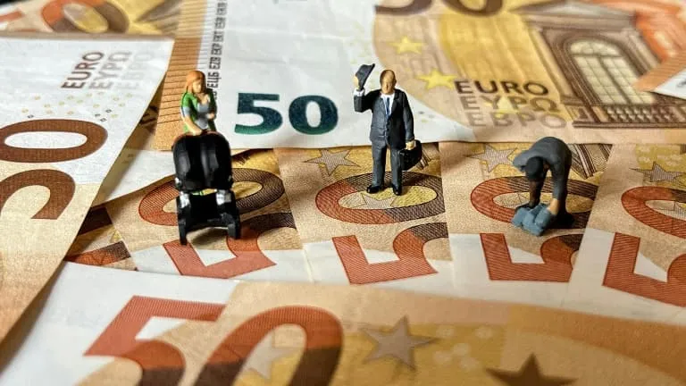 Du jamais vu depuis 20 ans: les Français ont déposé en février 7,1 milliards d'euros de plus qu'ils n'en ont retiré sur leur assurance vie