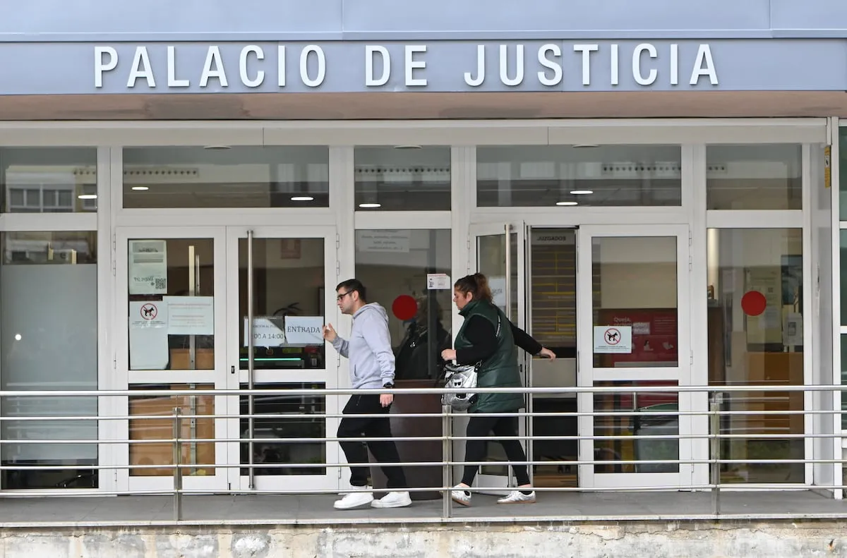 La jueza imputa a la operadora del 112 que recibió el aviso sobre la pasarela caída en Santander