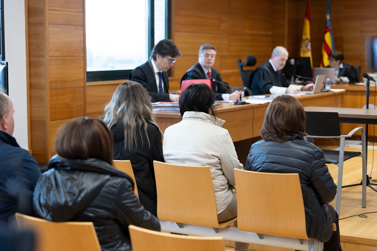 De tres años y medio a siete de prisión para cinco de los exadeptos de la secta de La Chaparra juzgados por abusos a menores