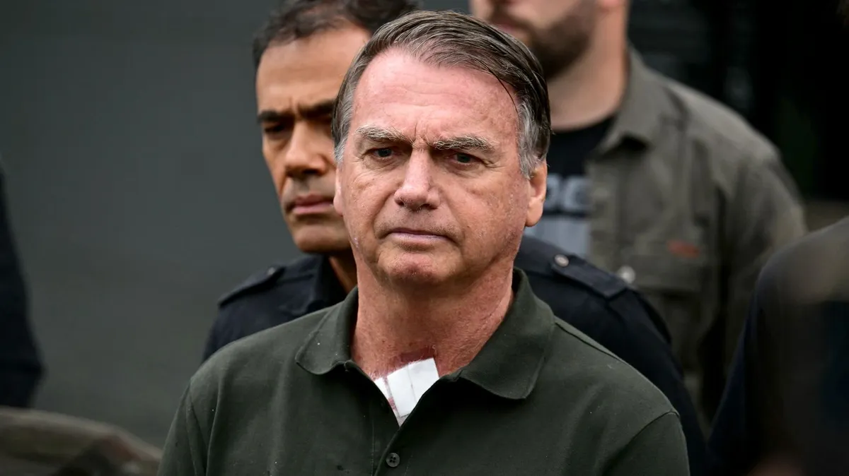 L'ancien président brésilien Jair Bolsonaro, condamné à vingt-sept ans de prison, a quitté l'hôpital pour purger sa peine à domicile