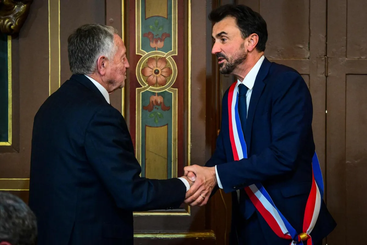 Municipales : à Lyon, le doyen Jean-Michel Aulas remet l’écharpe de maire à Grégory Doucet
