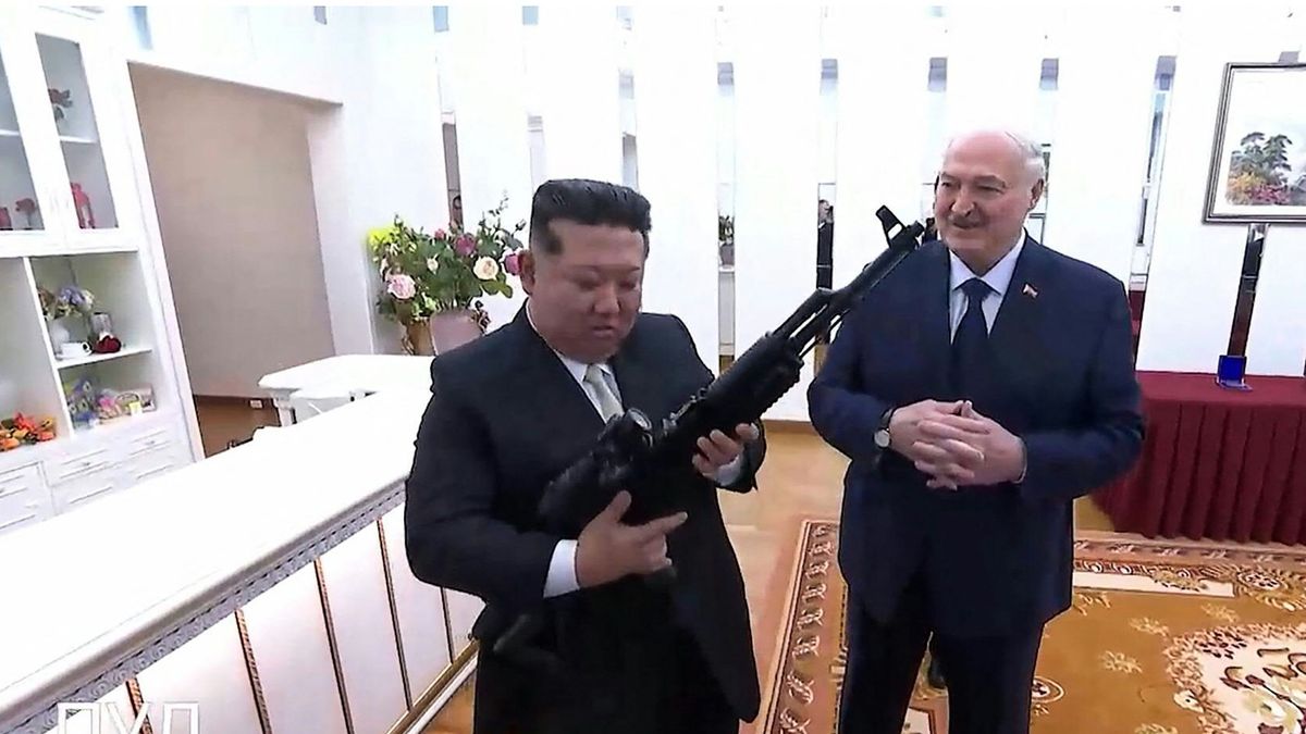 Nordkorea: Lukaschenko besucht Kim Jong Un und erhält Gewehr als Geschenk