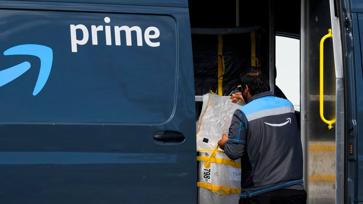 Amazon offre 1.000 dollars à ses livreurs pour qu'ils disent pourquoi ils aiment travailler pour cette entreprise (sauf qu'ils ne travaillent pas pour Amazon)
