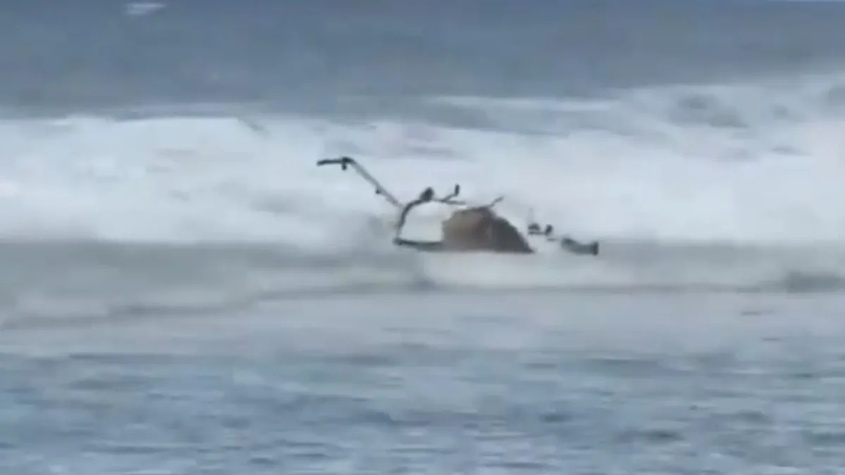 
         Al menos tres muertos y dos heridos al estrellarse un helicóptero turístico en una playa de Hawái 
    