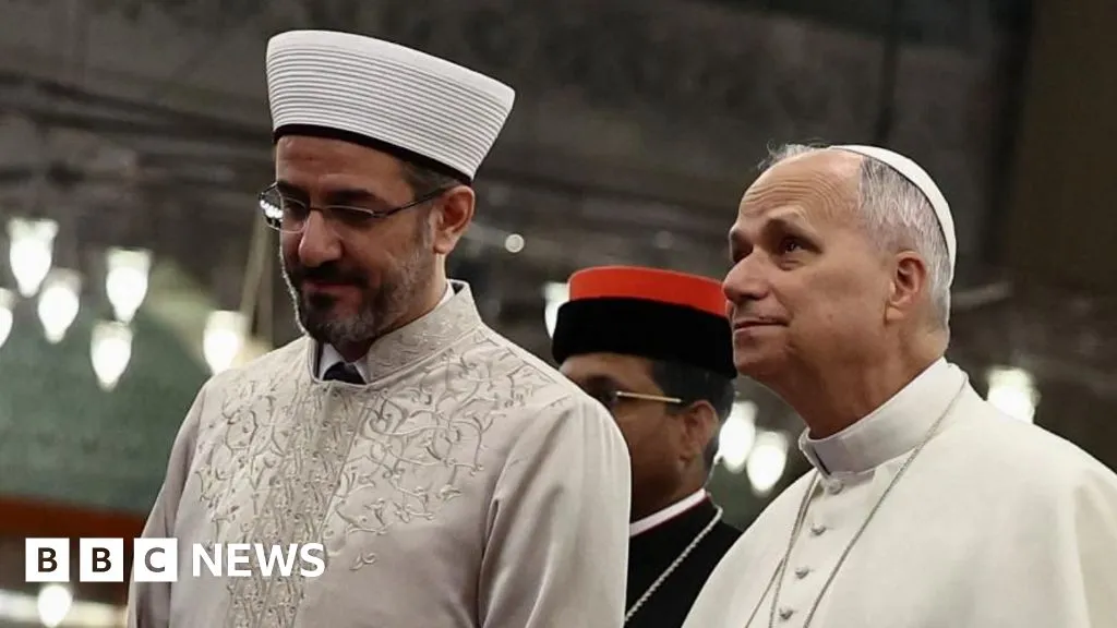 Pope Leo visits Istanbul's Blue Mosque