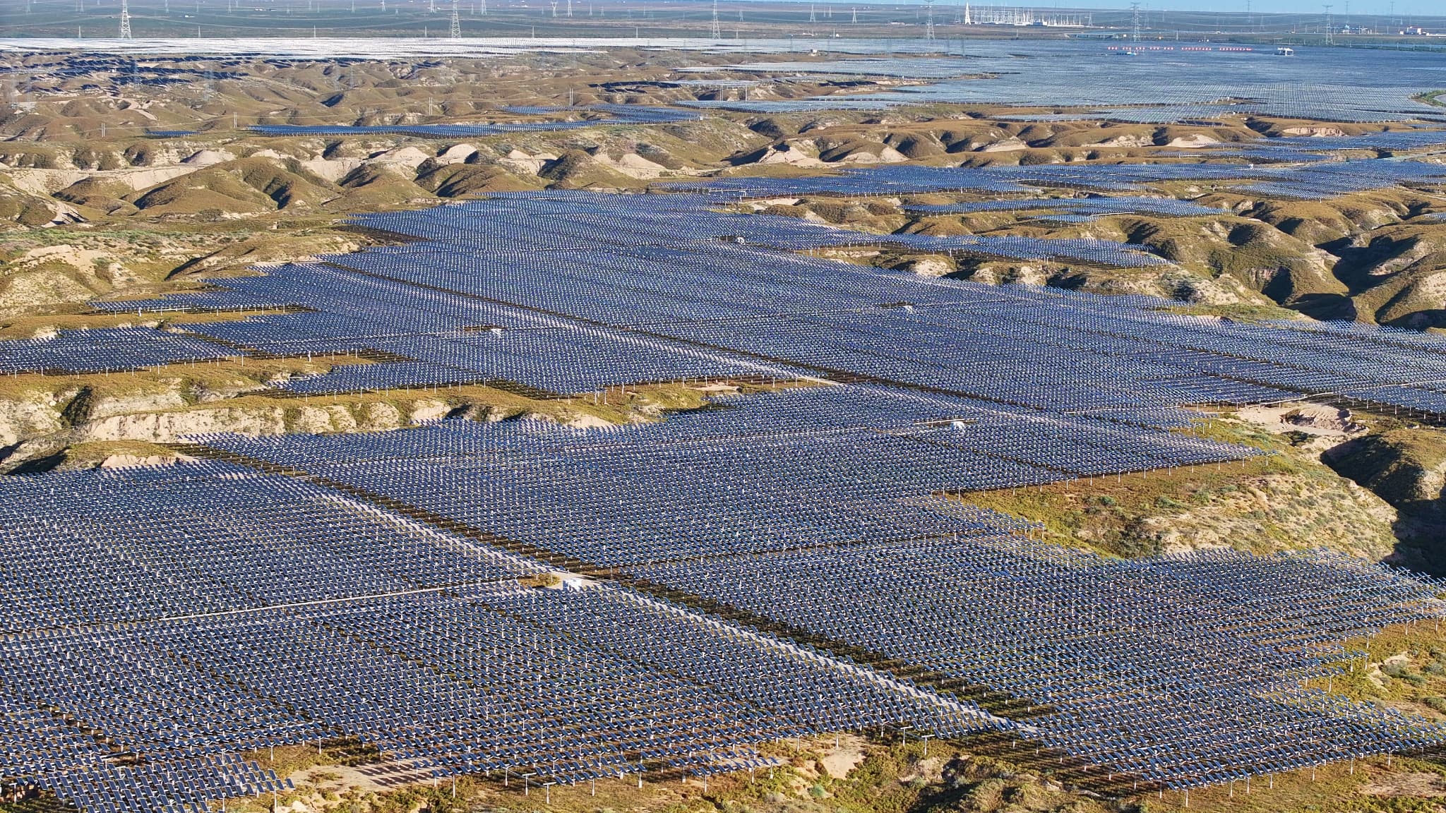 La Chine est incontournable dans la transition énergétique mondiale: sur la production de panneaux solaires, de batteries ou d'éoliennes, elle détient plus de parts de marché que l'OPEP sur le pétrole