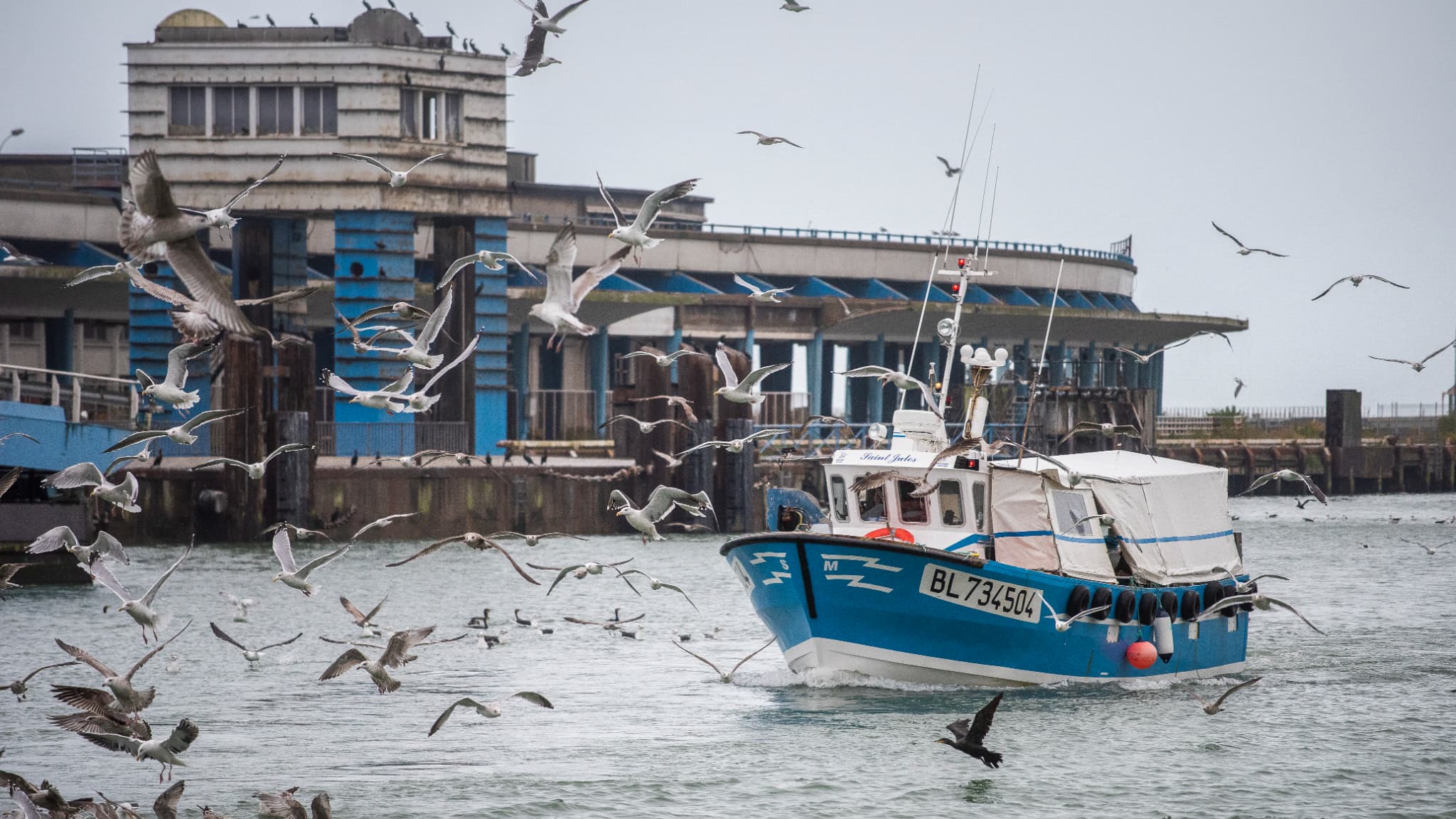 "En 33 ans de navigation, je n'ai jamais vu ça": la flambée des prix du carburant inquiète les pêcheurs français "au bord de l'extinction"
