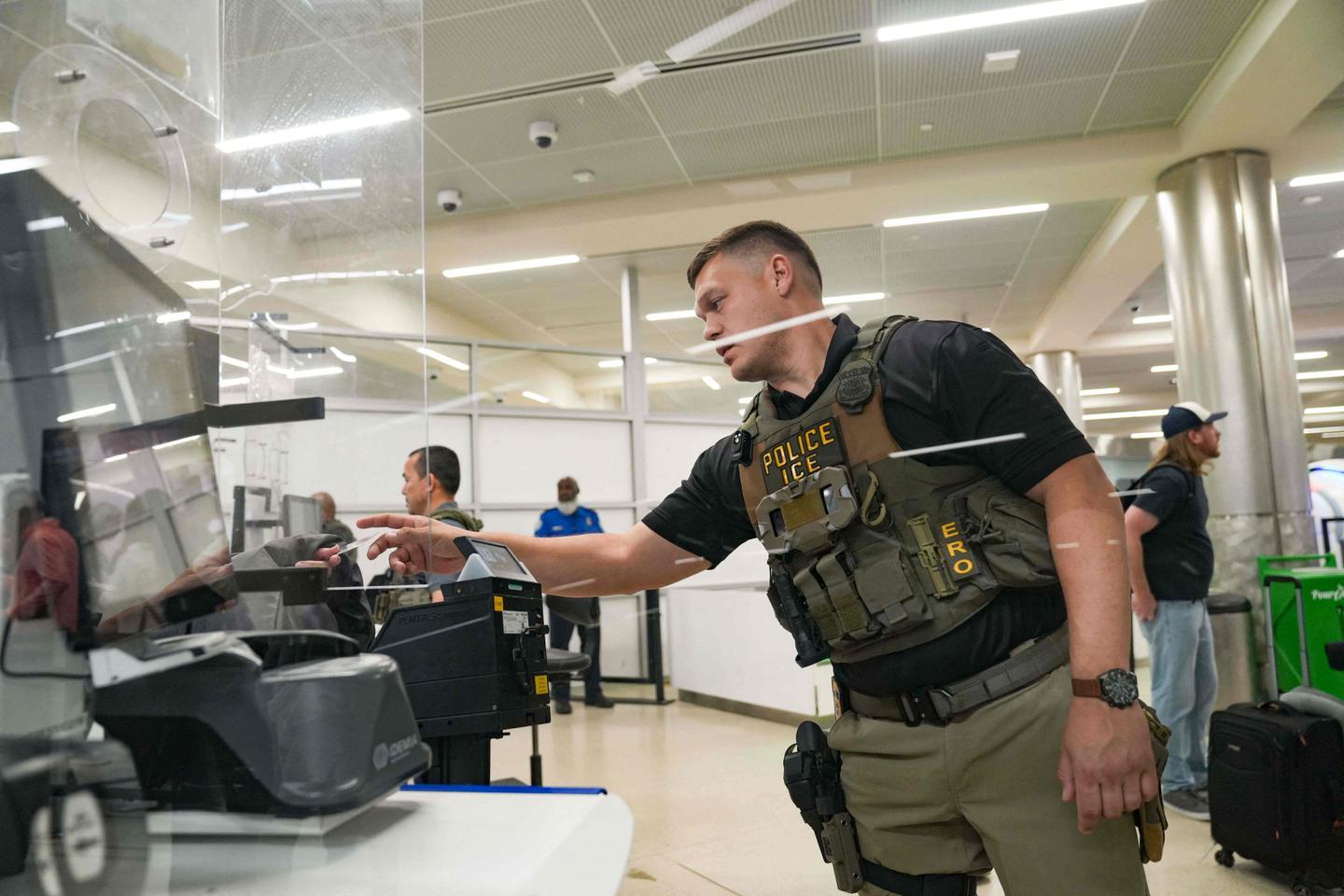 Aux Etats-Unis, le shutdown du département de la sécurité intérieure se poursuit, menaçant les vacances de printemps des Américains