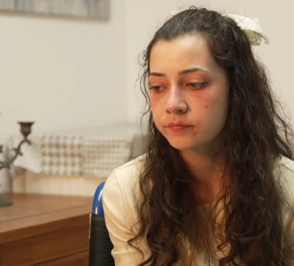 Por fin ya todo se acabó, chica desolada