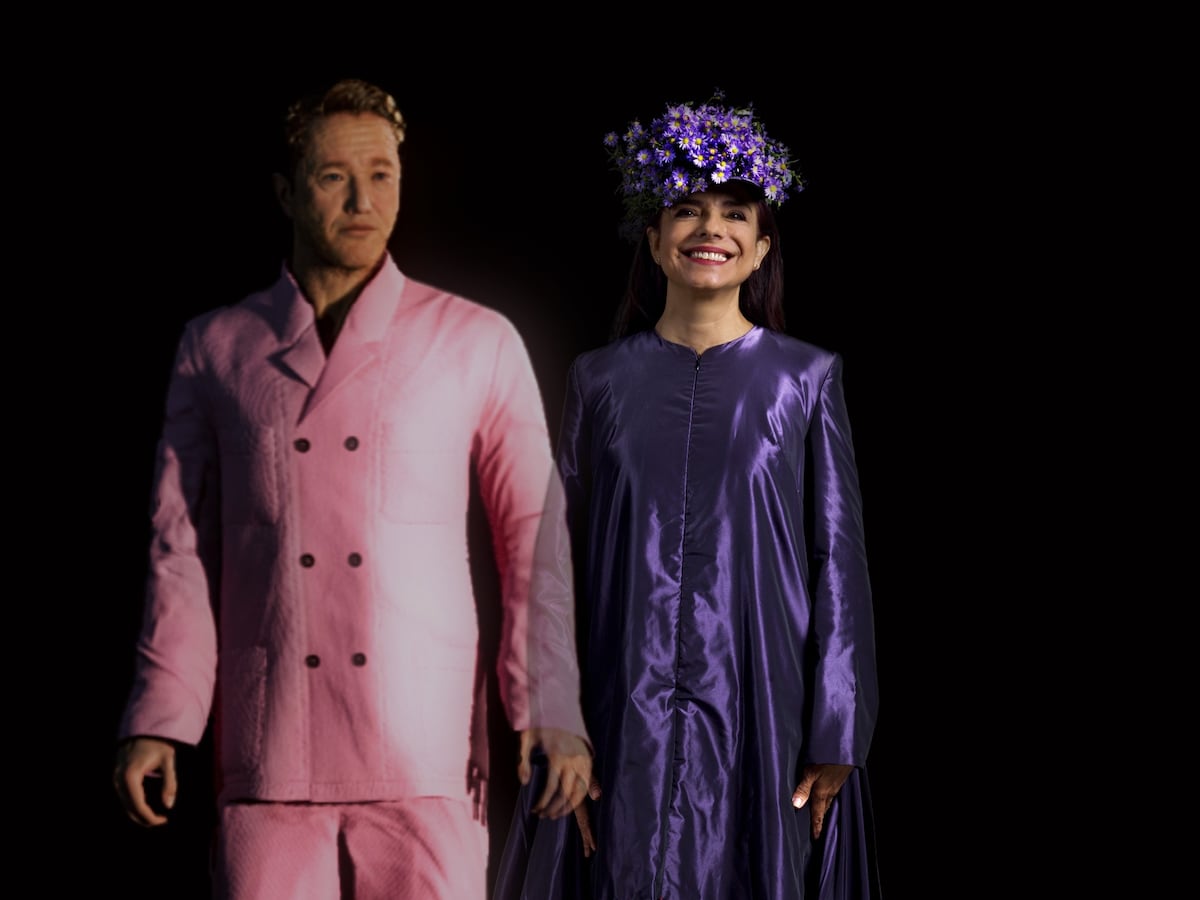 Así es estar casada con un metahumano, según Alicia Framis: “Creo que es posible el amor sin cuerpo” 