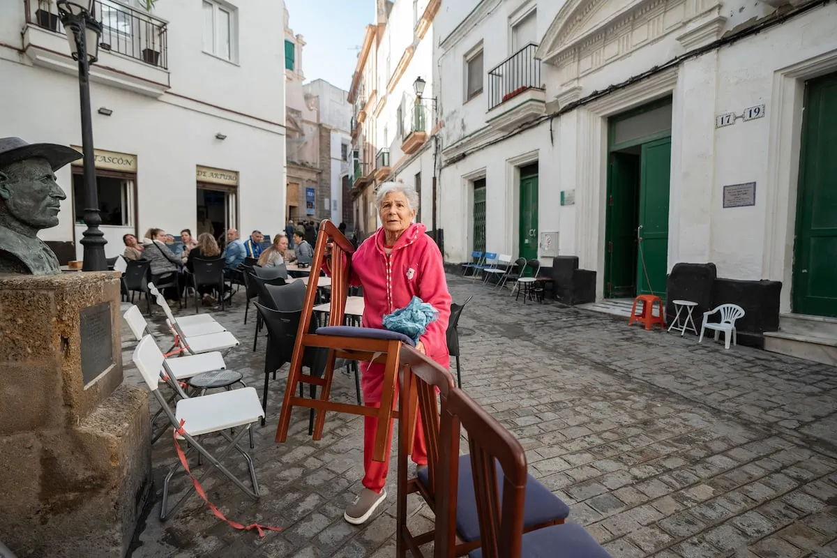 Silla de cocina, de salón, de tijera, todo sirve para asegurarse ver al Nazareno de Cádiz más de una semana antes de que salga