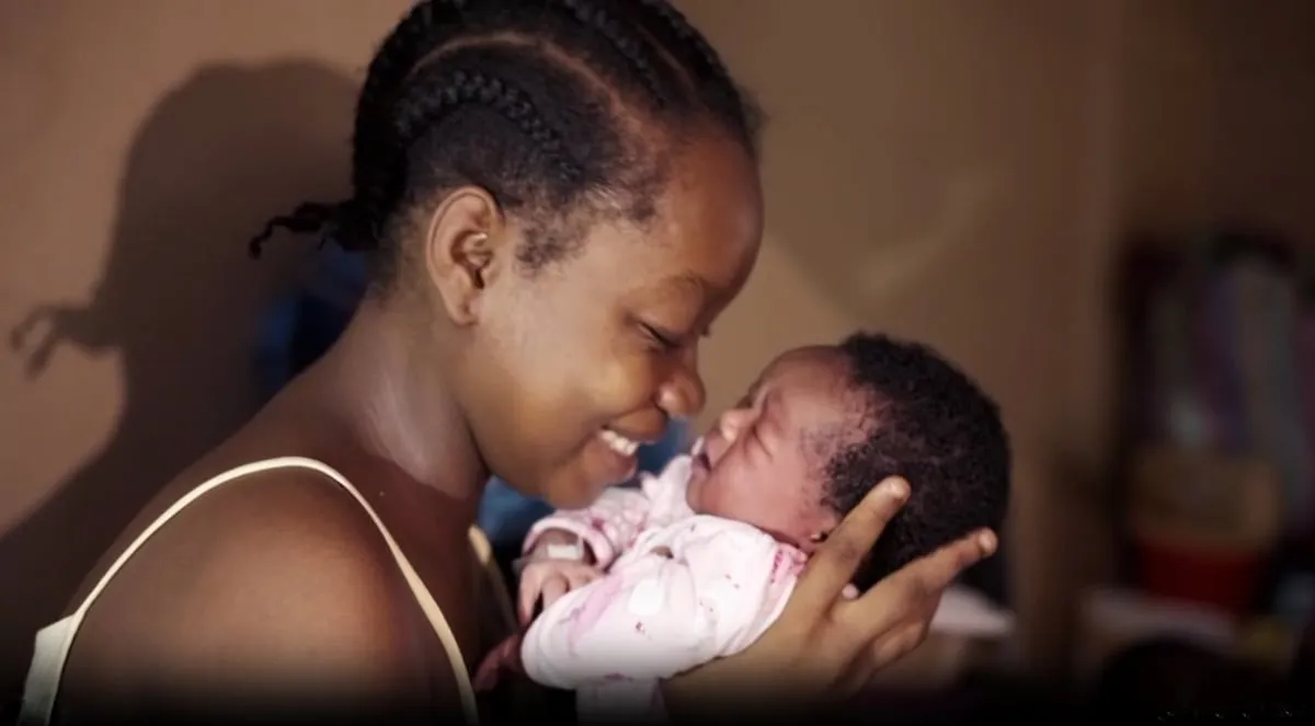 “Empuja, empuja”: la vida al límite de las madres en un paritorio de Sierra Leona, golpeado por los recortes de la cooperación